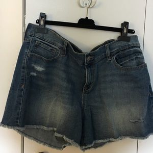 BARELY WORN light wash denim shorts